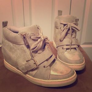 JLo sneaker wedges💥